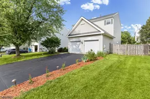 4 Bonner Ct, Hopewell Township, NJ 08534 - Photo 2