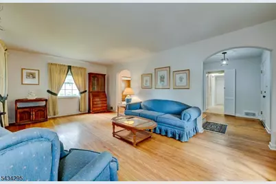 328 Plymouth Rd, Union Township, NJ 07083 - Photo 6