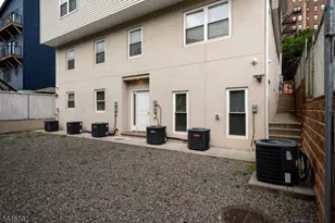 35 Woodside Pl, Newark, NJ 07104 - Photo 24