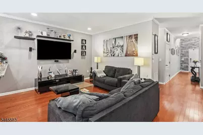 18 Bahr Cir, Verona, NJ 07044 - Photo 2