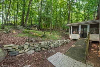 197 Snake Den Rd, Bloomingdale, NJ 07465 - Photo 16
