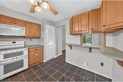301 Windsor Ct, Hillsborough Township, NJ 08844 - Photo 8
