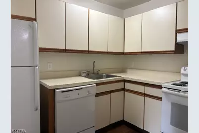 117 Treetop Ct #61, Bloomingdale, NJ 07403 - Photo 2