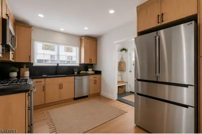 18 Walnut St #B, Summit, NJ 07901 - Photo 2