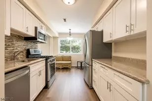 201 Edison Glen Terrace, Edison, NJ 08837 - Photo 6