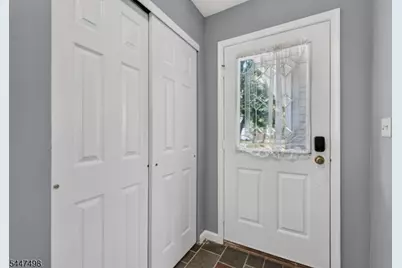 352 Cotswold Pl, Franklin Township, NJ 08873 - Photo 2