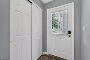 352 Cotswold Pl, Franklin Township, NJ 08873 - Photo 2