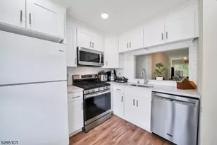 115 Wycombe Pl, Franklin Township, NJ 08873 - Photo 2
