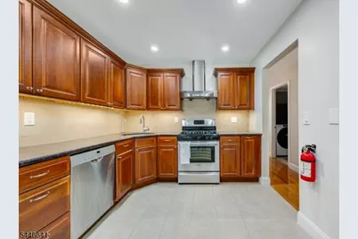 9 Queensbridge Dr, East Hanover Township, NJ 07936 - Photo 2