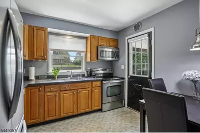 8 Windsor Rd, West Milford, NJ 07480 - Photo 10