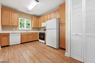 274 Windmill Ct, Lopatcong Township, NJ 08865 - Photo 4
