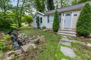 35 Bayonne Dr, West Milford, NJ 07421 - Photo 2