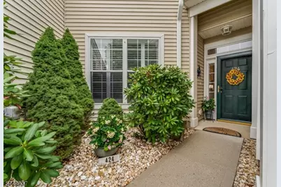 424 Homestead Ct, Lopatcong Township, NJ 08886 - Photo 2