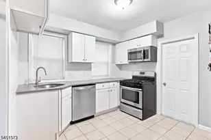 27 Philip Pl, Irvington, NJ 07111 - Photo 4