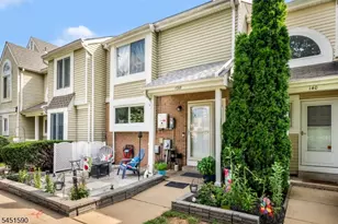 138 Stratford Ct, Hillsborough Township, NJ 08844 - Photo 2