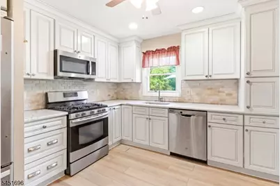 320 Horseneck Rd, Fairfield, NJ 07004 - Photo 4