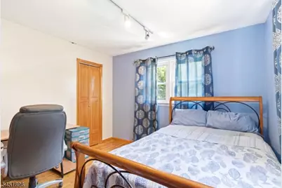 320 Horseneck Rd, Fairfield, NJ 07004 - Photo 14