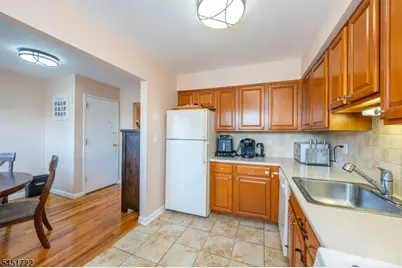24 Manchester Ct, Wayne Twp., NJ 07470 - Photo 12