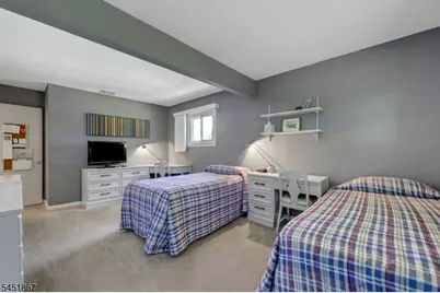 37 Hilltop Ter, Bloomingdale, NJ 07403 - Photo 8
