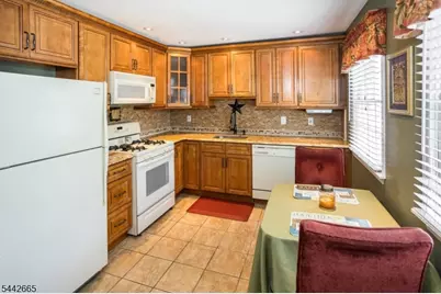 10 Brookstone Cir, Parsippany, NJ 07950 - Photo 4