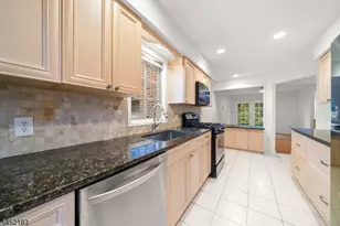 8 Beacon Hill Commons, Pompton Lakes, NJ 07442 - Photo 10