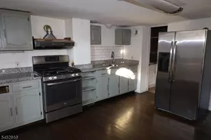 28 Warren St, North Plainfield, NJ 07060 - Photo 2