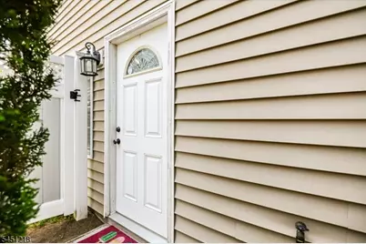 8 Chamberlain Ave, Elmwood Park, NJ 07407 - Photo 2