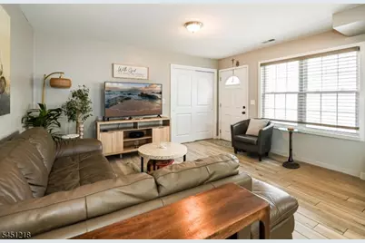 8 Chamberlain Ave, Elmwood Park, NJ 07407 - Photo 4