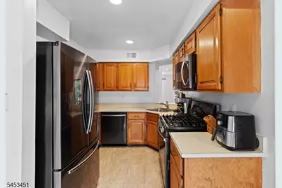 142 Riverbend Dr, North Brunswick Township, NJ 08902 - Photo 10