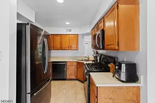 142 Riverbend Dr, North Brunswick Township, NJ 08902 - Photo 10