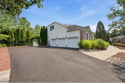 319 Valley View Cir, Freehold Township, NJ 07728 - Photo 4