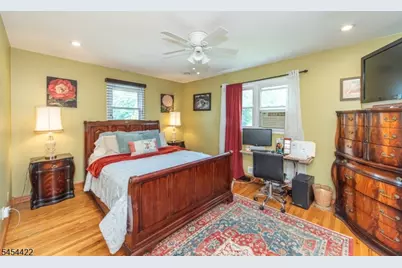 320 Horseneck Rd, Fairfield, NJ 07004 - Photo 16