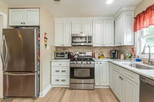320 Horseneck Rd, Fairfield, NJ 07004 - Photo 8