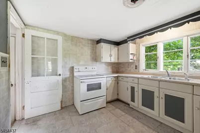 15 Roosevelt Ave, Washington Township, NJ 07865 - Photo 10