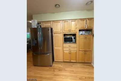652 Holly Ln, North Brunswick Township, NJ 08902 - Photo 6