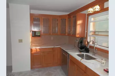 331 Boxwood Ct, Elizabeth, NJ 07202 - Photo 4