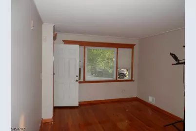 331 Boxwood Ct, Elizabeth, NJ 07202 - Photo 2