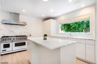94 Oakwood Dr, New Providence, NJ 07974 - Photo 4