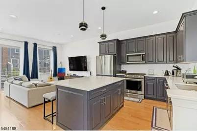 62 Parkside Ln, Teaneck Township, NJ 07666 - Photo 8
