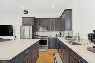 62 Parkside Ln, Teaneck Township, NJ 07666 - Photo 6