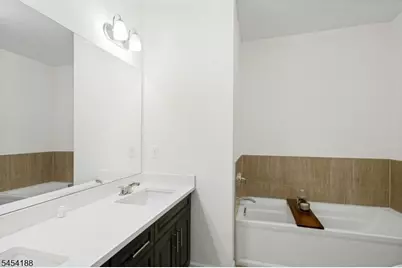 62 Parkside Ln, Teaneck Township, NJ 07666 - Photo 20