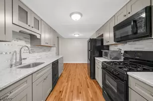 35 Chelsea Cir, Raritan Township, NJ 08822 - Photo 10