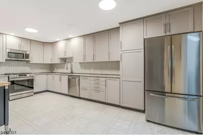 26 Maple Ct, Raritan Township, NJ 08822 - Photo 4