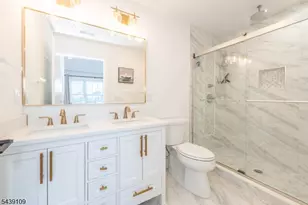 8 Deans Ct, Fairfield, NJ 07004 - Photo 18