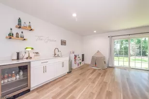 8 Deans Ct, Fairfield, NJ 07004 - Photo 4