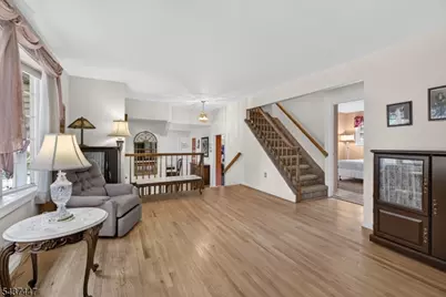 25 Princeton Dr, Middlesex, NJ 08846 - Photo 6