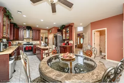 2 Garden Hills Dr, Franklin Township, NJ 08873 - Photo 10