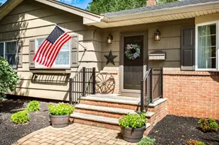 211 Briarheath Ln, Clark Township, NJ 07066 - Photo 2