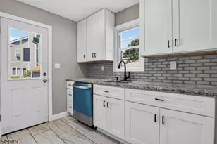 16 Oakwood Pl, North Brunswick Township, NJ 08902 - Photo 6