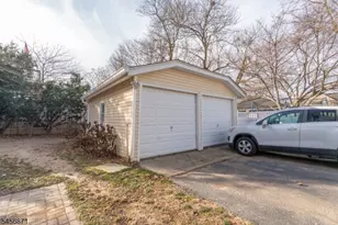 10 Marshall St, West Caldwell, NJ 07006 - Photo 32